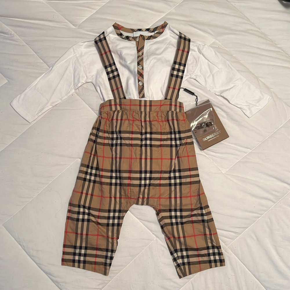 NWT- Burberry infant matching set unisex